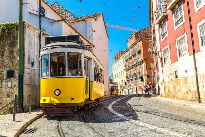 Tranvías en el barrio de Alfama