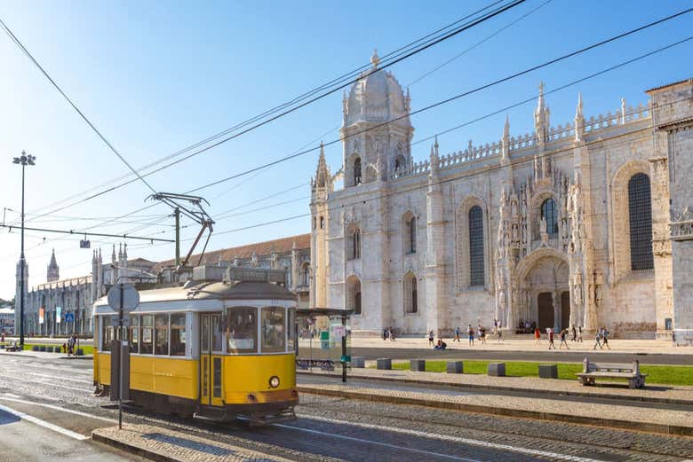 Un típico tranvía amarillo frente al Monasterio de los Jerónimos