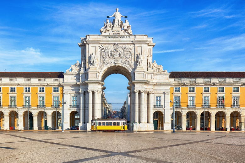 Tram storico di Lisbona a Praça do Comercio