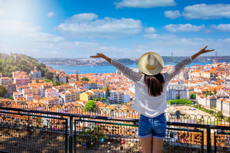 Une voyageuse, heureuse d'être à Lisbonne