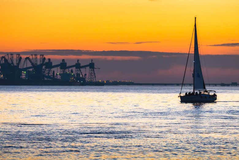 Voilier au coucher de soleil sur la côte de Lisbonne