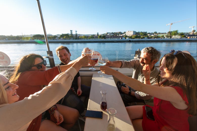 Brindando con buen vino a bordo del barco