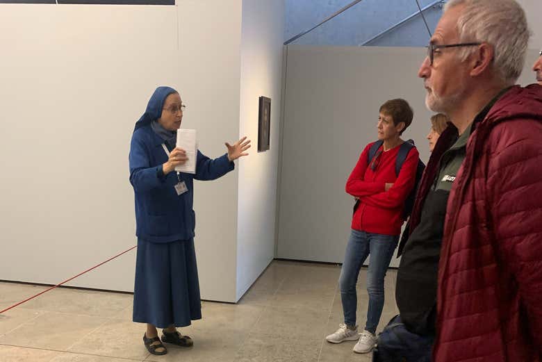 Ascoltando la spiegazione del tour