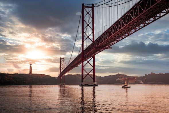 Passeio de veleiro ao entardecer