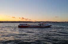 Passeio de barco ao entardecer por Lisboa