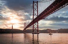 Passeio de veleiro ao entardecer
