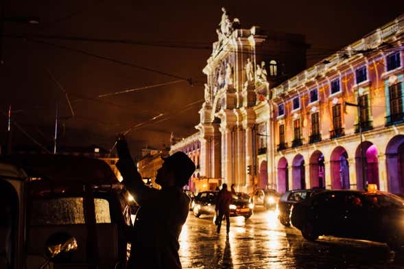 Tour noturno por Lisboa com jantar e espetáculo de fado