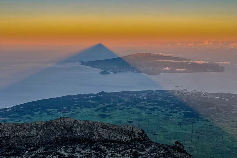 A sombra da Montanha do Pico sobre o arquipélago