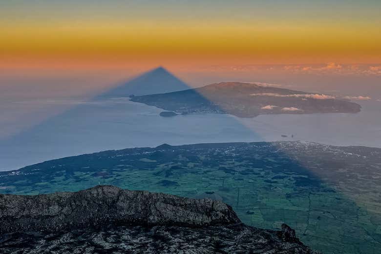 A silhueta da Montanha do Pico ao amanhecer!