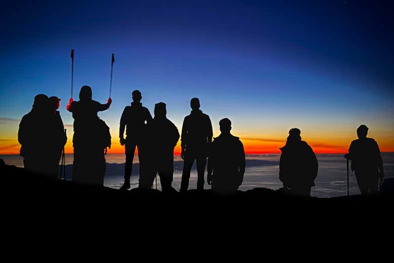 Vendo os primeiros raios de sol na Montanha do Pico