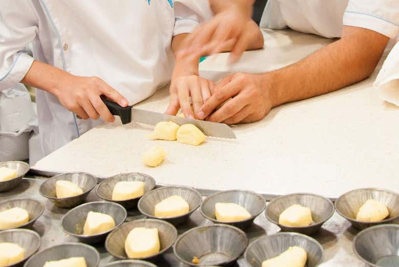 Aprendiendo a cortar la masa de hojaldre