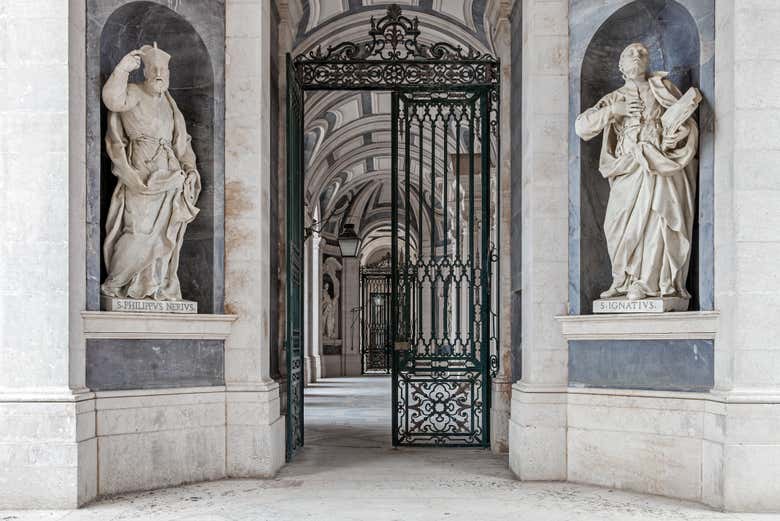 Estátuas na entrada do palácio