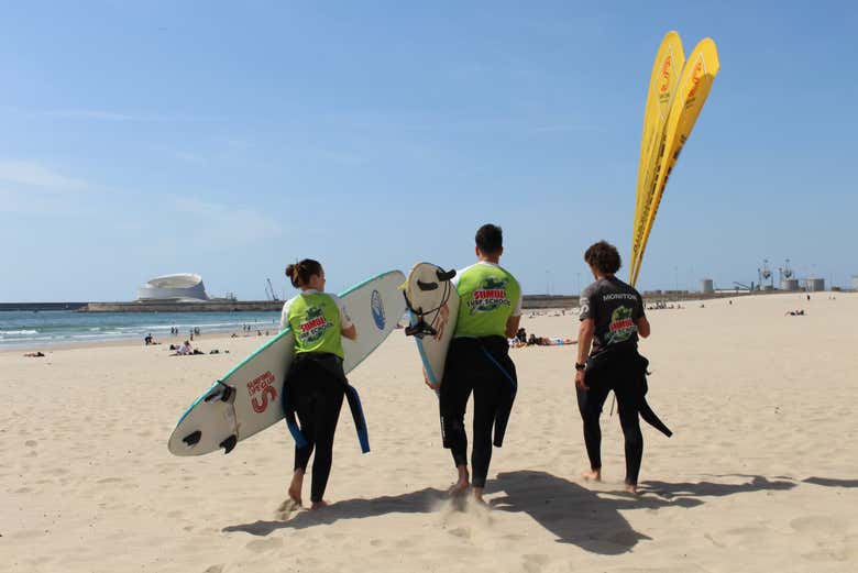 Desfrutando do curso de surfe em Matosinhos