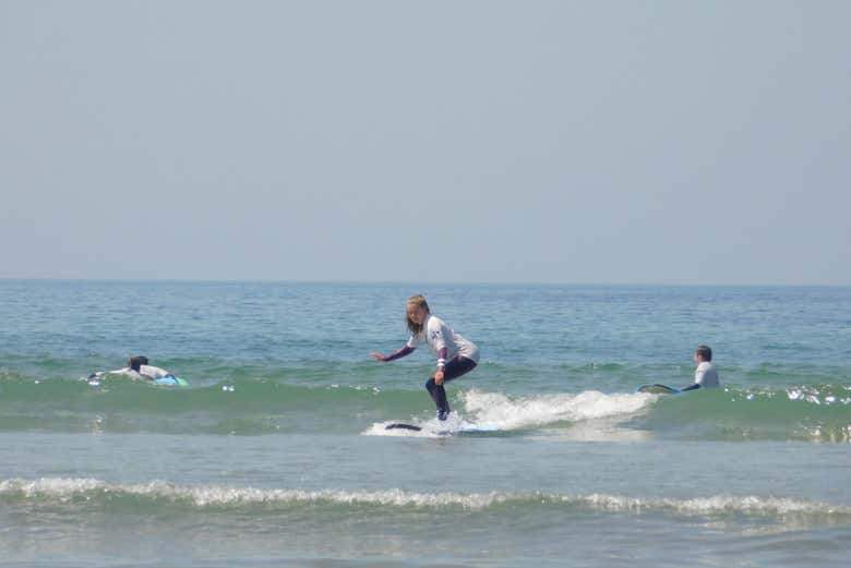 Surfando no Atlântico com a prancha de surfe