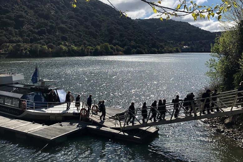 Embarcando para navegar los Arribes del Duero