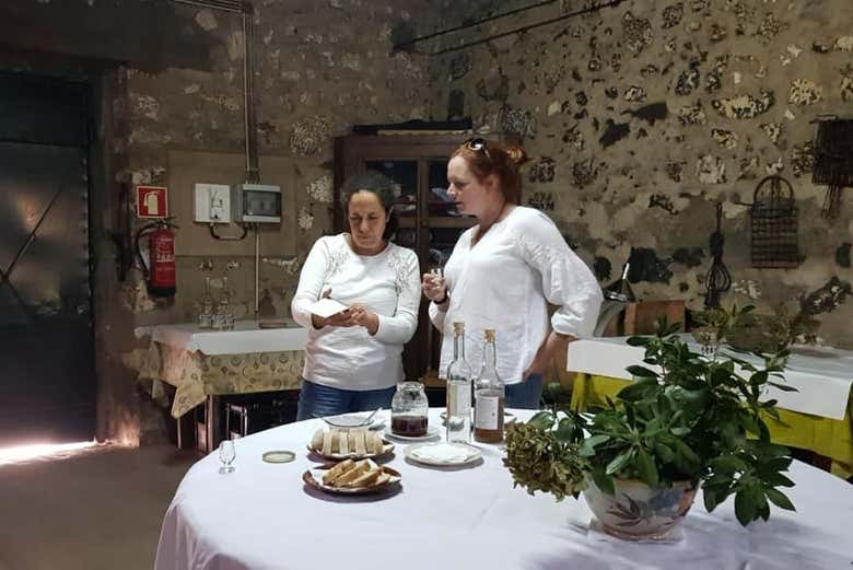 Degustando a aguardente de medronho