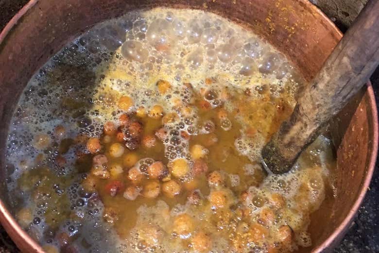 Elaborando aguardente de medronho