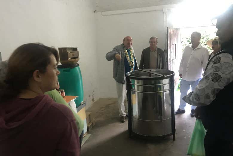 Visitando uma fábrica de mel