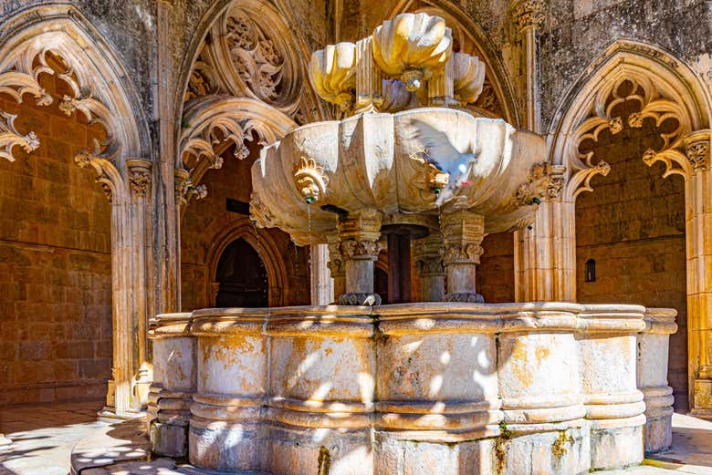 Bela fonte no claustro do mosteiro da Batalha