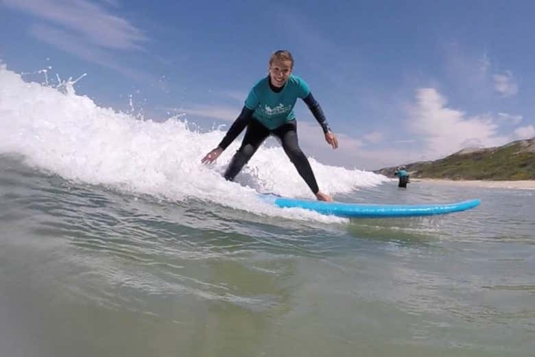 Practicando surf en Nazaré