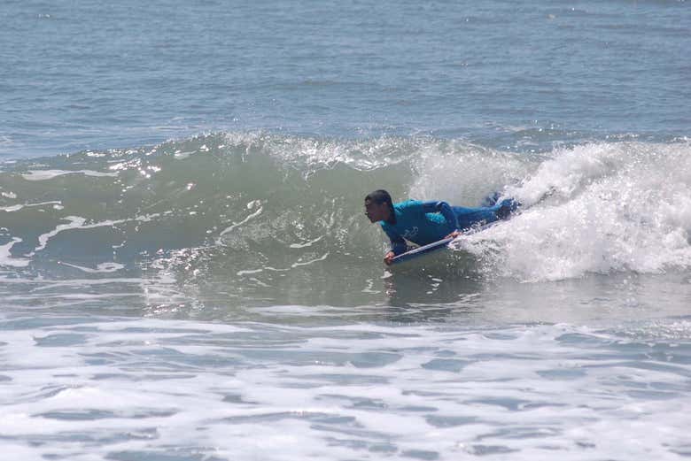 Realizando bodyboard na Nazaré