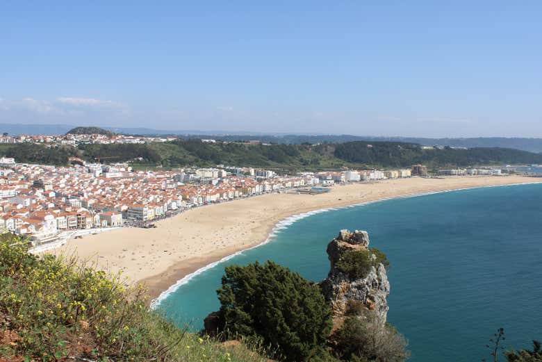 Nazaré se destaca por suas belas praias do Atlântico