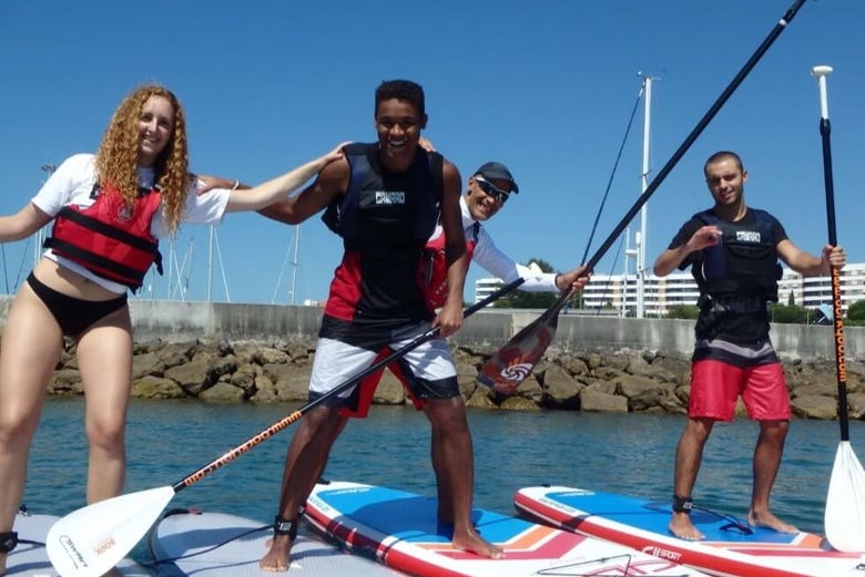 Foto de grupo fazendo paddle surf