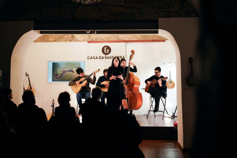 En plena actuación en Casa da Guitarra
