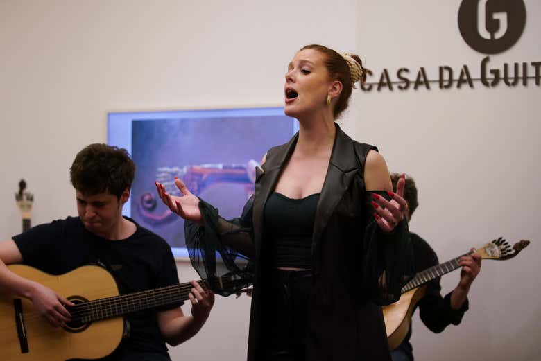 Una artista de fado en Casa da Guitarra