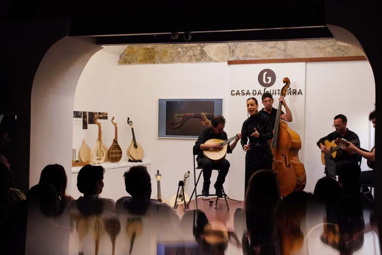 Asistiendo a un espectáculo de fado en Casa do Guitarra