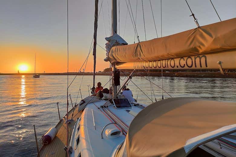 Surcando el atardecer el río Duero a su paso por Oporto