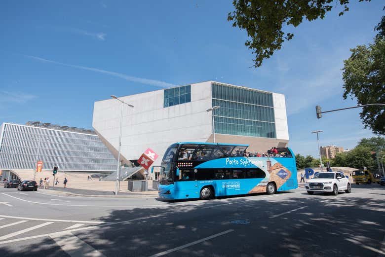 L'autobus sfreccia di fronte alla Casa da Música