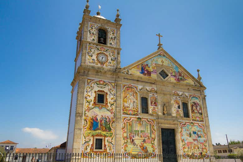 La fachada de la iglesia de Nuestra Señora del Amparo de Válega 
