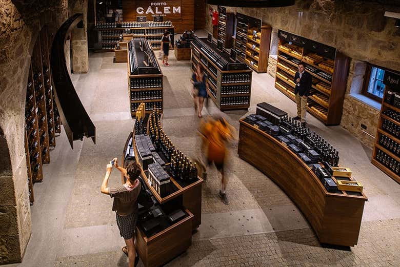 En las bodegas Caves Cálem