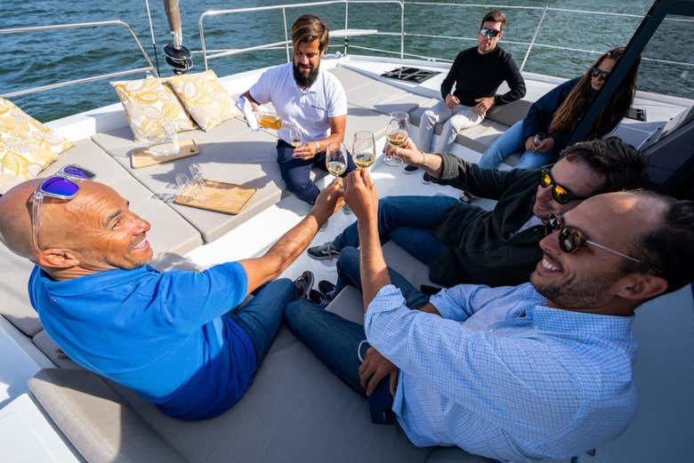 Brindando durante el paseo en catamarán