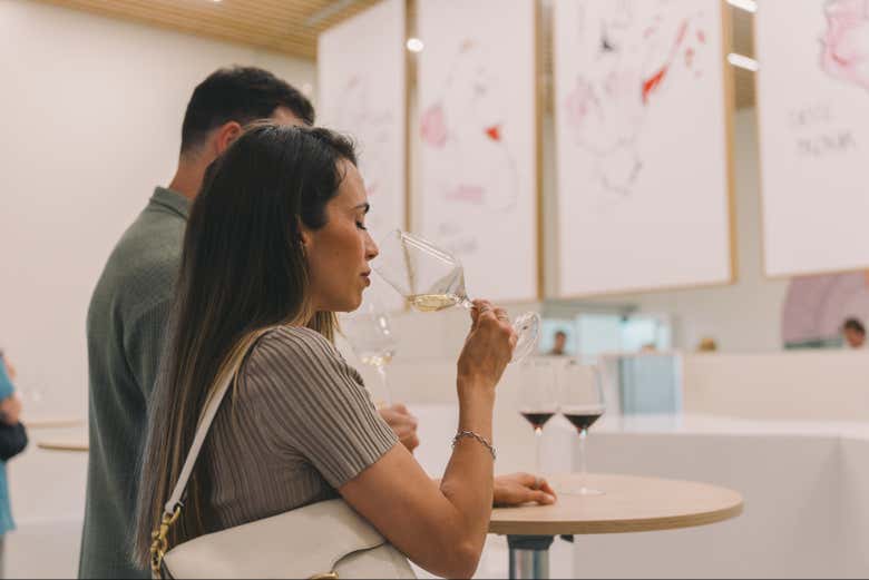 Probando uno de los vinos que se incluyen en la entrada