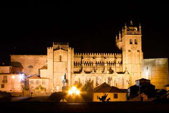 Catedral de Oporto iluminada