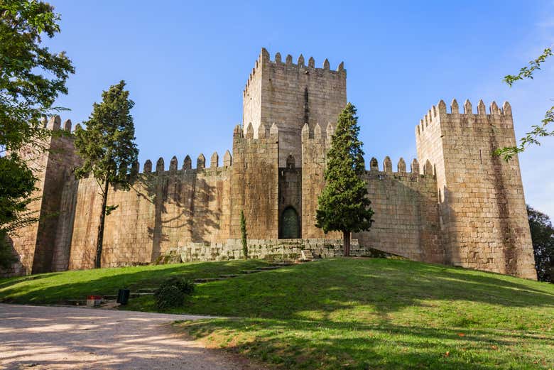 Contemplez le château de Guimarães