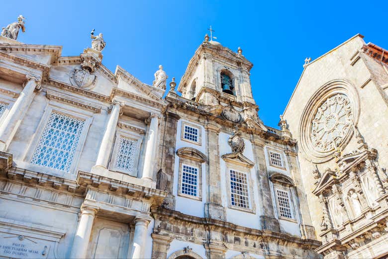 Marvel at the architectural details of the São Francisco Church