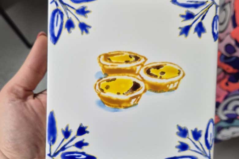 Azulejo con unos pasteles de nata 