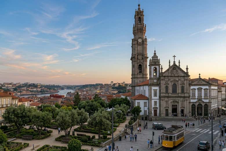 La Torre de los Clérigos se ubica en el barrio alto de Oporto