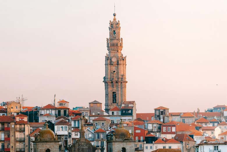 La Torre de los Clérigos destaca en el skyline de Oporto