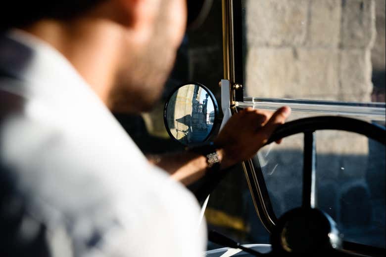 Gros plan sur le volant du véhicule