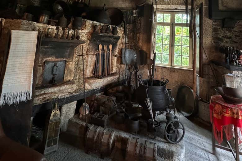 El interior rústico de la Casa do Penedo