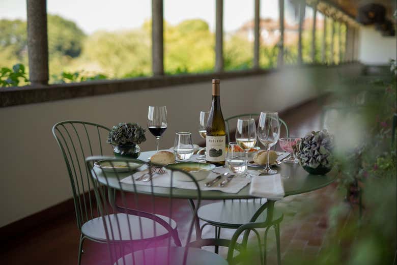 Podréis disfrutar de una deliciosa comida en la bodega