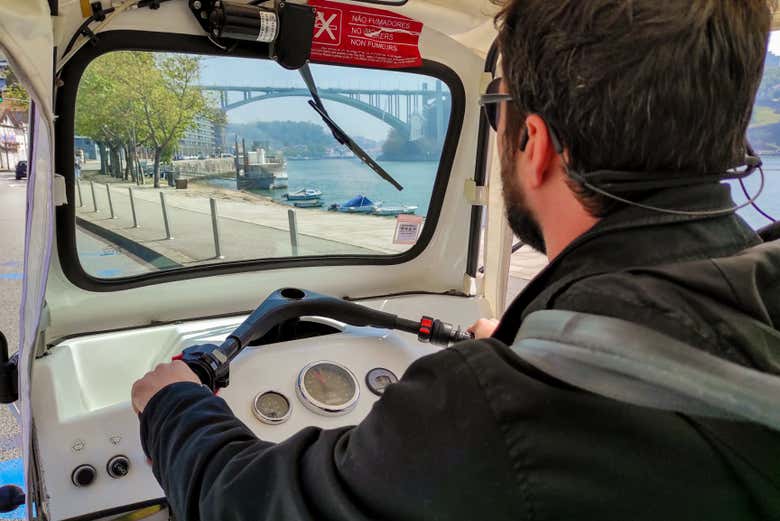 Écoutez les explications du chauffeur-guide.