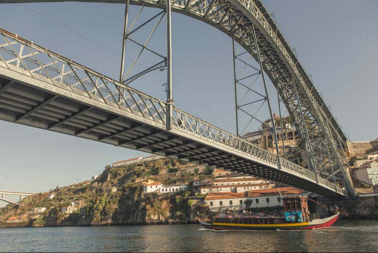 Cruzando uno de los puentes de Oporto