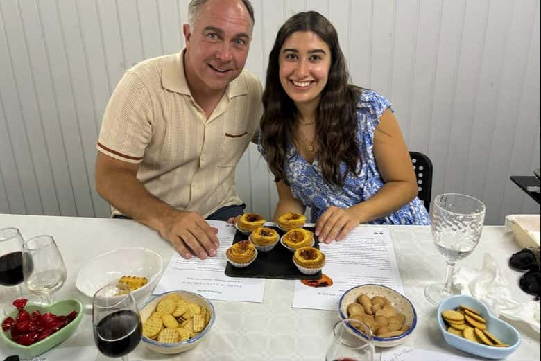 Preparados para degustar los pasteles de nata que han elaborado