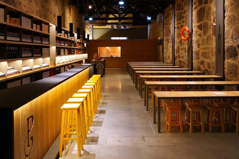 Tudo pronto para degustação de vinhos