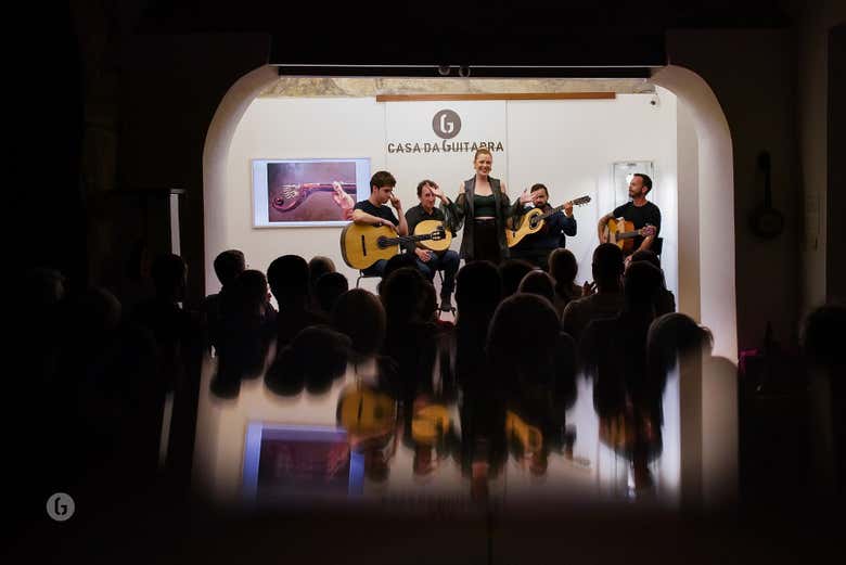 Apreciando as vozes e as guitarras no escuro